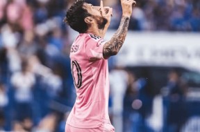 开云APP下载 梅西在RNG比赛中比赛规则变更，重返赛场引发热议！